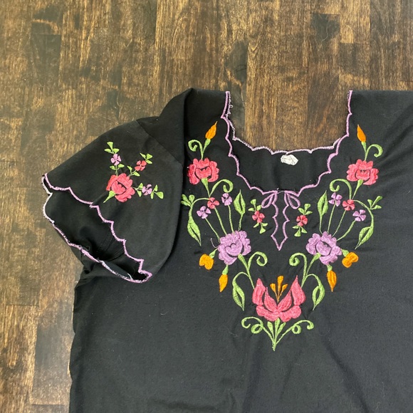 Mexican embroidered blouse - Picture 3 of 4
